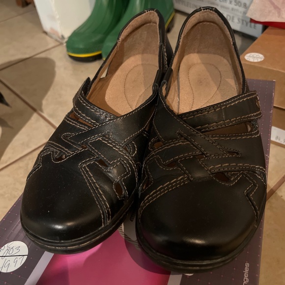 Black Clarks Flats Size 9 and another pair a nine and a half - Picture 15 of 15
